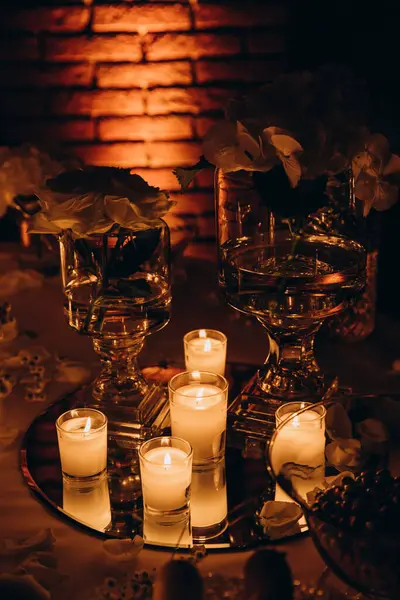 Karanlık odadaki masada mum yakmak. 