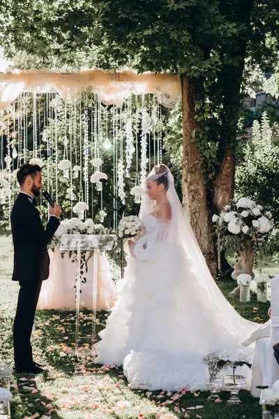 Mutlu gelin ve damat düğün günlerinde