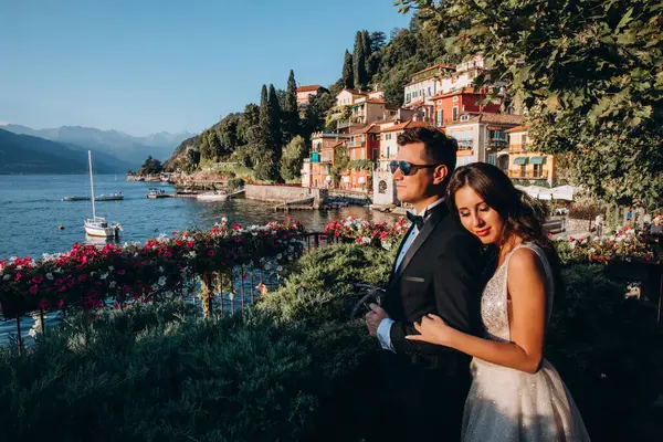 Mutlu yeni evli çiftler sahilde yürüyüşe çıkıyor.  