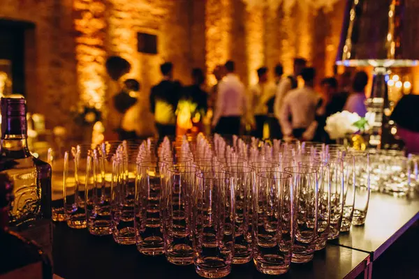 Bardaki bardaklar, arkadaki parti kalabalığı..