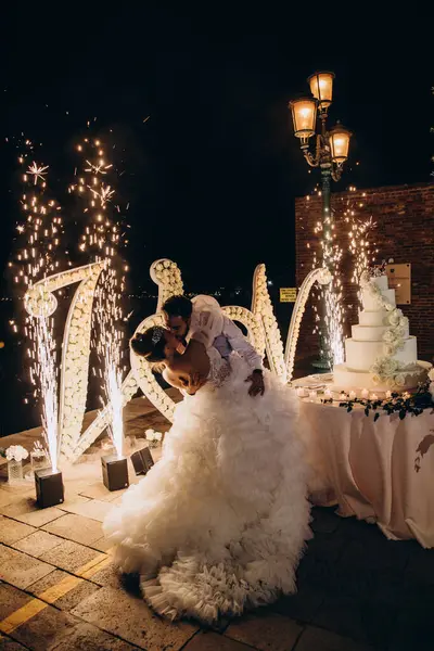 Mutlu genç bir çift gece öpüşüyor.