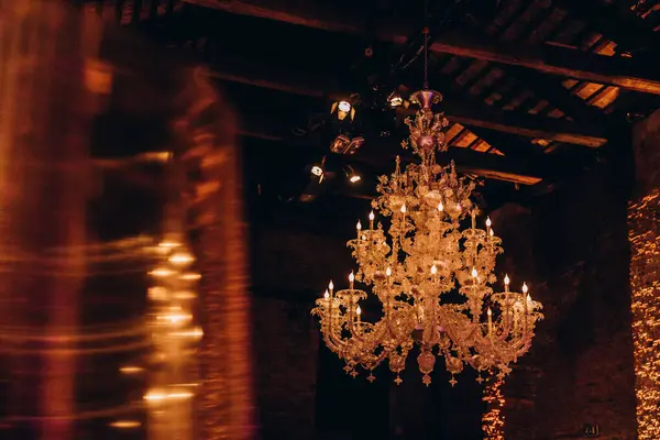 Akşam restoranda tavandan sarkan havalı bir avize..