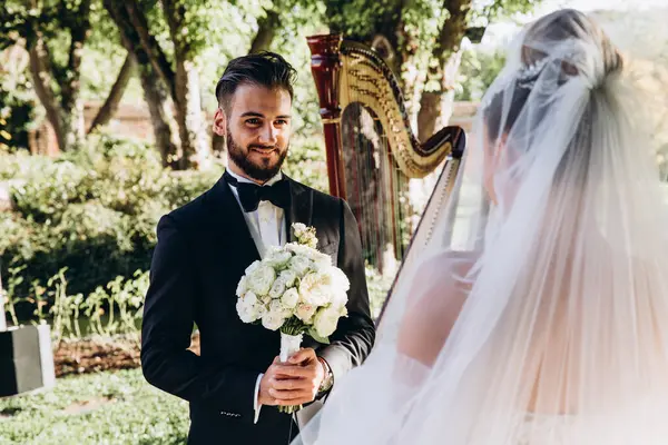 Parktaki düğün töreninde genç ve güzel bir çift. 