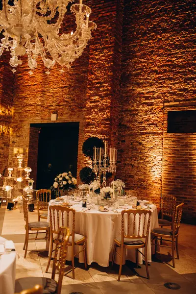 Zarif restoran içinde düğün resepsiyonu için güzel bir masa.         