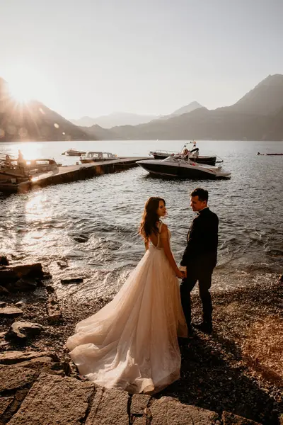 Sahilde poz güzel düğün çifti