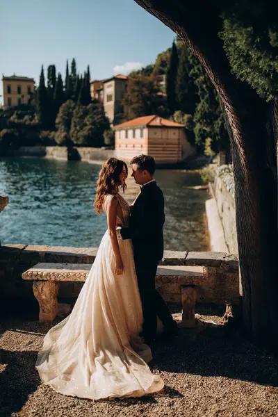 Birbirlerine aşık genç bir çift göl kıyısında kucaklaşıyorlar..