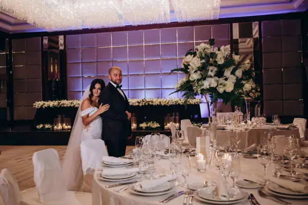 Gelin ve damat düğün törenlerinde kucaklaşıyorlar.