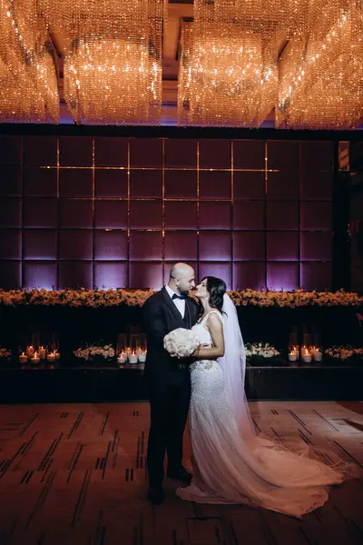 Güzel bir çift damat ve gelin akşam dans ediyor..                 