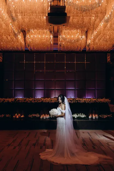 Çiçekli gelinlik içinde güzel bir gelin. 