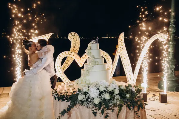 Lezzetli düğün pastası ve mutlu genç damat ve gelin akşamları       