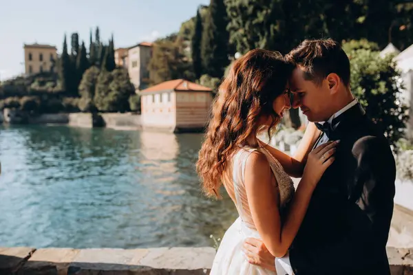 Birbirlerine aşık genç bir çift göl kıyısında kucaklaşıyorlar..