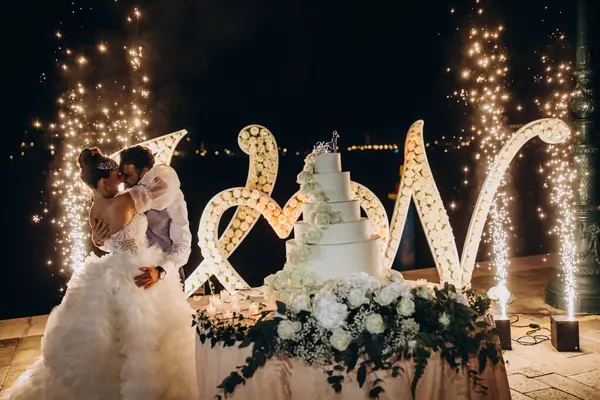 Lezzetli düğün pastası ve mutlu genç damat ve gelin akşamları       