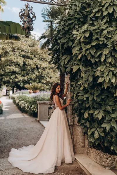 Beyaz gelinlikli güzel gelin eski kasaba caddesinde poz veriyor.                