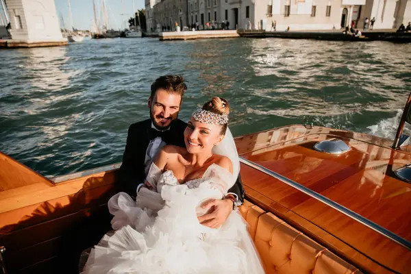 Venedik 'te teknede aşık genç bir çift.