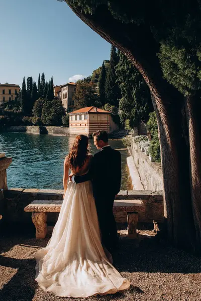 Birbirlerine aşık genç bir çift göl kıyısında kucaklaşıyorlar..