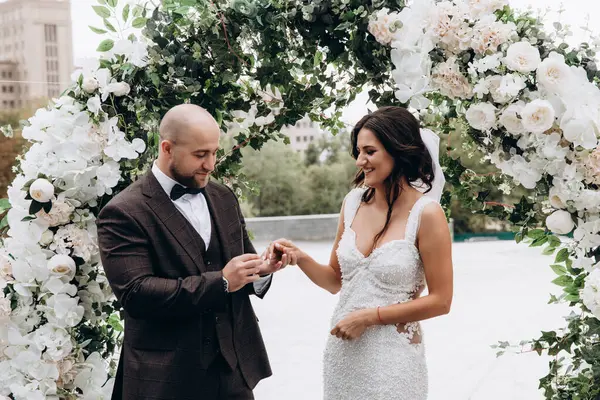 Düğün töreninde mutlu çiftler