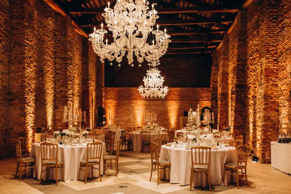 Düğün resepsiyonu için şık bir masa.             