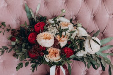 Güzel, zarif bir çiçek buketinin yakın çekimi.               