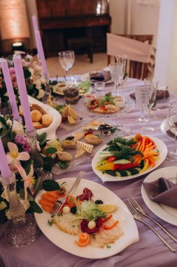 Lezzetli yemek servisi. Düğün ya da parti için masa hazır. düğün büfesi.                  