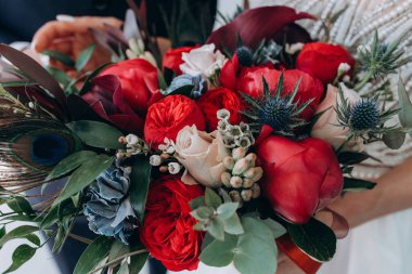 Gelinin elinde düğün buketi, bir çift yeni evli, yakın plan.         