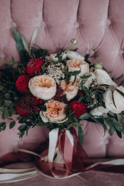 Güzel, zarif bir çiçek buketinin yakın çekimi.               