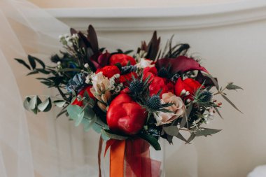 Güzel, zarif bir çiçek buketinin yakın çekimi.               