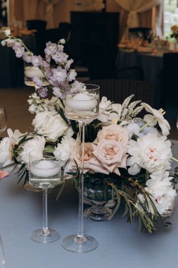 Düğün resepsiyonu için güzel bir çiçek dekoru.                          