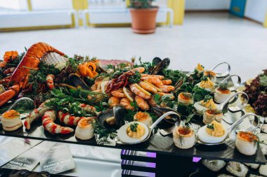 Lezzetli yemek servisi. Düğün ya da parti için masa hazır. düğün büfesi.                  