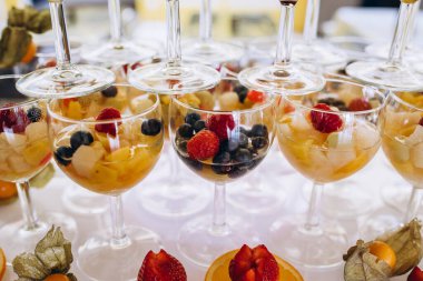 Lezzetli yemek servisi. Düğün ya da parti için masa hazır. düğün büfesi.                  