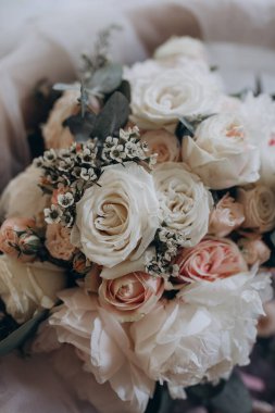 Güzel, zarif bir çiçek buketinin yakın çekimi.               