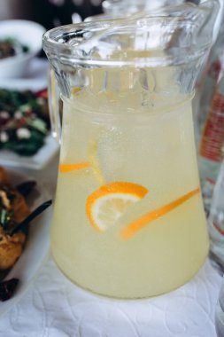 Limonata kavanozunu narenciye dilimleriyle tazeliyorum..