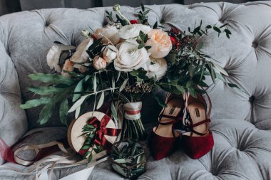 Güzel, zarif bir düğün buketi, şık ayakkabılar, yakın plan.           