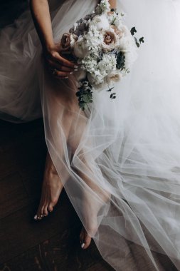 Güzel bir çiçek buketi tutan genç gelinin yakın plan görüntüsü.                             