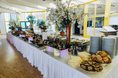 Düğün resepsiyonu için şık bir masa.             