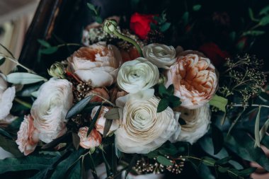 Güzel, zarif bir çiçek buketinin yakın çekimi.               