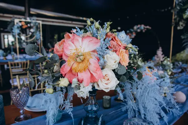 Düğün resepsiyonu için güzel bir çiçek dekoru.                          