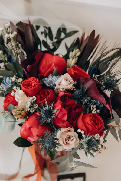 Güzel, zarif bir çiçek buketinin yakın çekimi.               