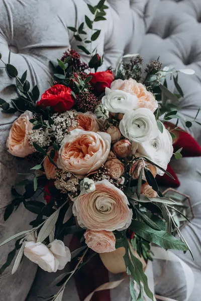 Güzel, zarif bir çiçek buketinin yakın çekimi.               