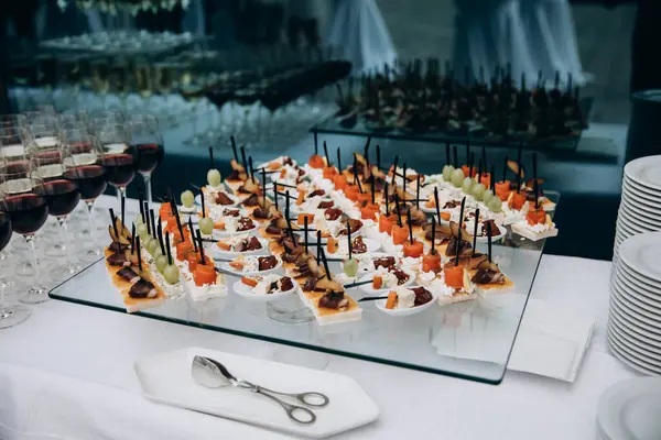 Lezzetli yemek servisi. Düğün ya da parti için masa hazır. düğün büfesi.                  