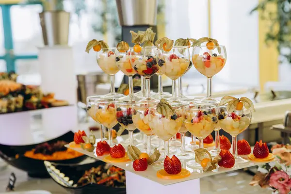 Lezzetli yemek servisi. Düğün ya da parti için masa hazır. düğün büfesi.                  