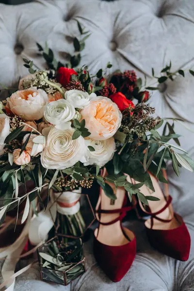 Güzel, zarif bir düğün buketi, şık ayakkabılar, yakın plan.           