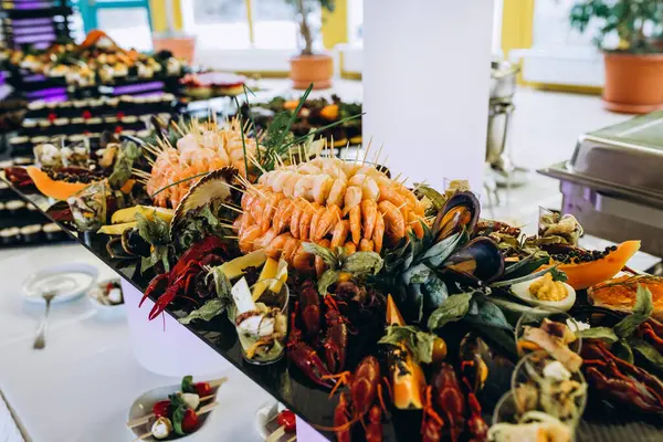 Lezzetli yemek servisi. Düğün ya da parti için masa hazır. düğün büfesi.                  