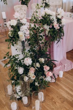 Düğün resepsiyonu için güzel bir çiçek dekoru               