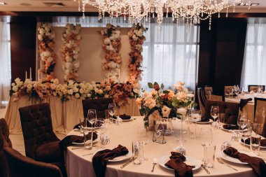 Düğün resepsiyonunda çiçeklerle süslenmiş güzel bir masa.                   