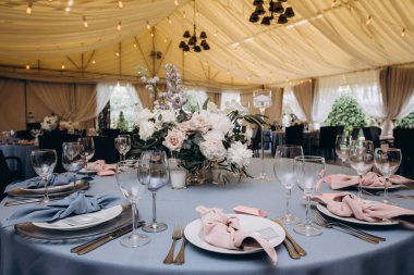 Düğün resepsiyonunda çiçeklerle süslenmiş güzel bir masa.                   