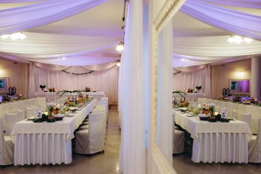 Düğün resepsiyonunda çiçeklerle süslenmiş güzel bir masa.                   