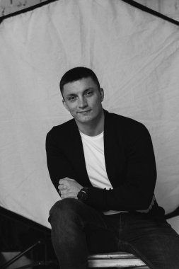 Yakışıklı bir gencin yakın portresi.  