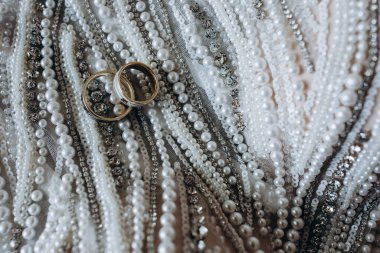 Beyaz incili alyansların yakın plan çekimi.    