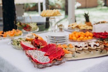 Meyve ve tatlılı düğün büfesi.  