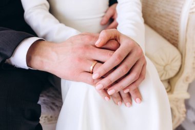 Damat ve gelin elleri yakın 